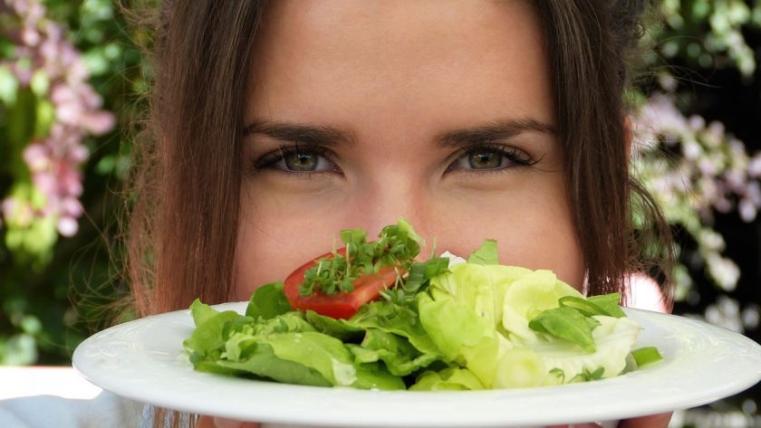 Zdrava prehrana - lice i tanjur salate